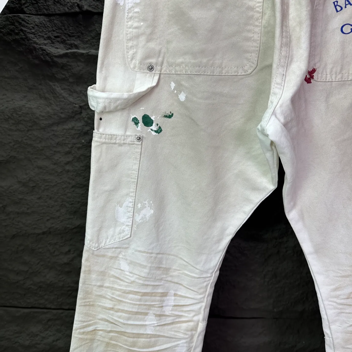 P260 GALLERY DEPT. 2025 new splash-ink hand-painted distressed couple style loose bootcut dirty jeans 🔥High version🔥High version🔥 Top ceiling quality Styles with different washed textures are very friendly to people with thin legs and thick legs. The loose version of the bootcut is very flattering. Moderate length that never goes out of style, easy to match with casually, basic styling for various styles, a must-have in the wardrobe! The fabric is stiff but also makes the upper body soft without losing texture. The washing process is even more perfect. It is a must-have item for everyone! ! ! Washed wheat, hang tag, pants label, complete with three labels, color: white, size: 28, 30, 32, 34, 36 (five sizes)